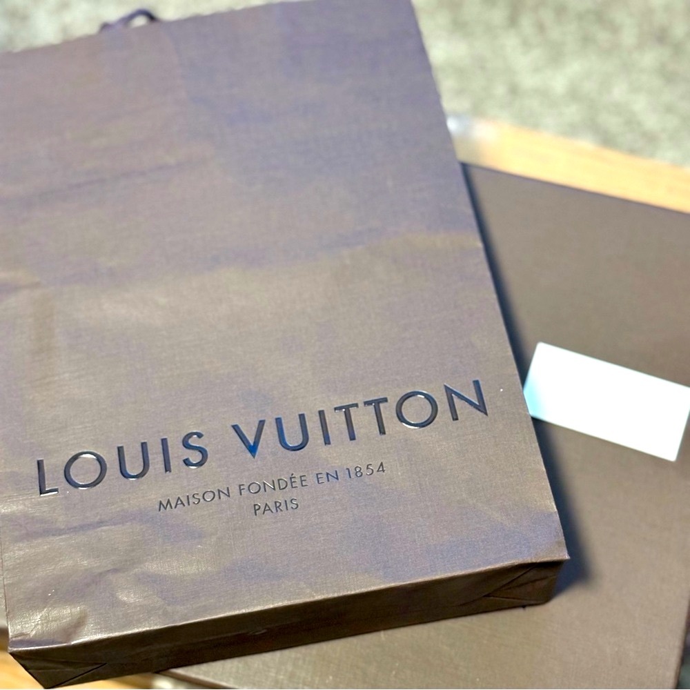 [Louis Vuitton] Lot of 6 - Large & Small Box, 2 Envelopes, Gift Bag & Tag/Card - Picture 7 of 16